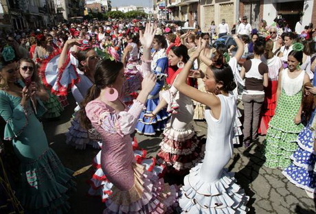trajes-de-flamenca-en-el-rocio-37-12 Фламенко костюми в Росио