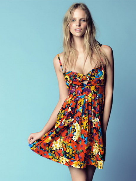 vestidos-floreados-de-moda-41 Модни цветни рокли