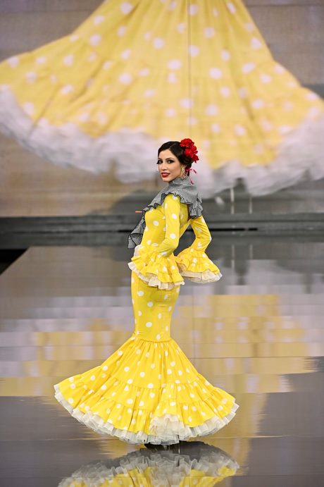 colores-de-moda-en-trajes-de-flamenca-2023-72_13 Модни цветове във фламенко костюми 2023
