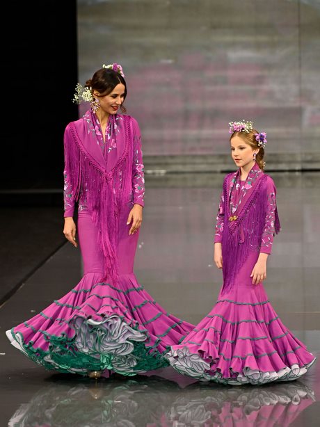 desfiles-de-trajes-de-flamenca-2023-84_10 2023 ревюта на фламенко костюми