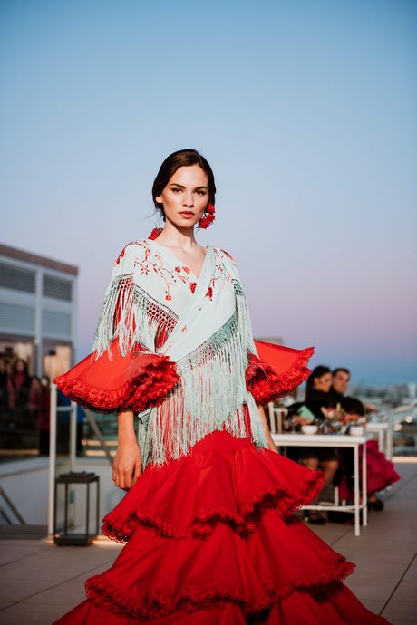 desfiles-de-trajes-de-flamenca-2023-84_17 2023 ревюта на фламенко костюми