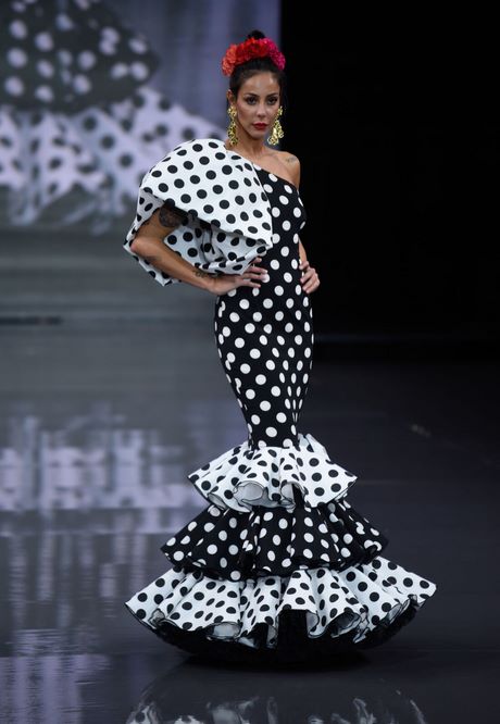 tendencias-trajes-flamenca-2023-85_15 Модни костюми за фламенко 2023