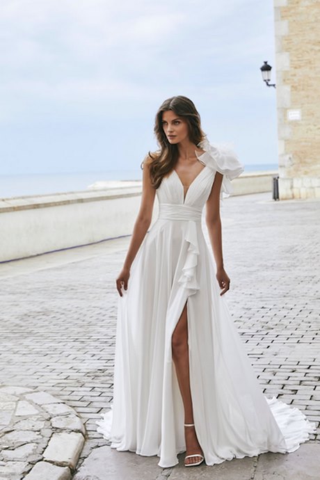 vestidos-de-novia-sencillos-y-elegantes-2023-80_15 Прости и елегантни сватбени рокли 2023