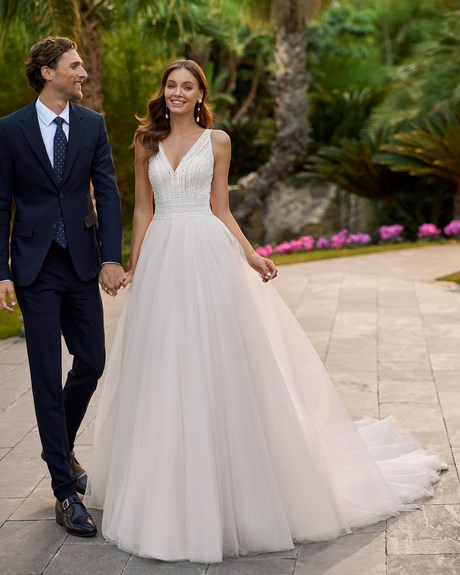 vestidos-de-novia-sencillos-y-elegantes-2023-80_17 Прости и елегантни сватбени рокли 2023