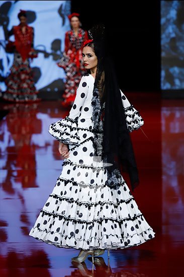 trajes-de-flamenca-2022-pilar-vera-70_15 Фламенко костюми 2022 пилар вера