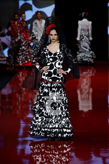 trajes-de-flamenca-2022-pilar-vera-70_16 Фламенко костюми 2022 пилар вера