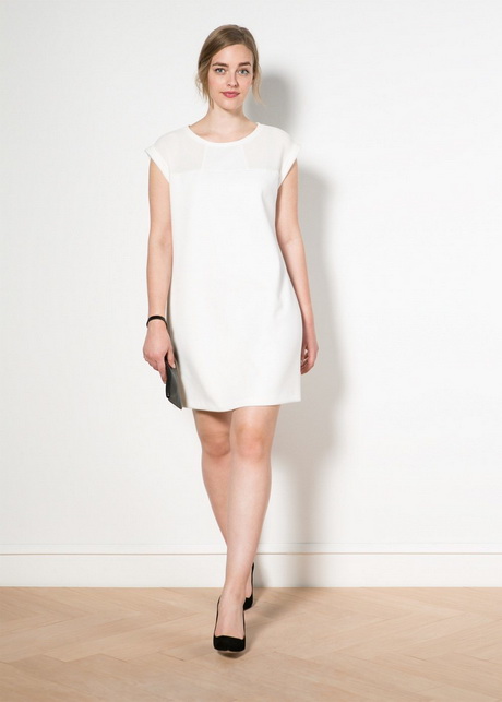 Модел бяла рокля