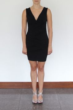 vestido-negro-cuello-pico-16_12 Черна рокля с V-образно деколте