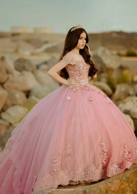modelos-de-vestidos-para-quinceaneras-2023-83-1 Модели рокли за криви момичета 2023