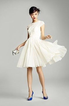 vestido-blanco-con-zapatos-azules-29_6 Бяла рокля със сини обувки
