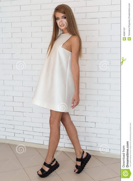 vestido-blanco-con-zapatos-negros-95_2 Бяла рокля с черни обувки
