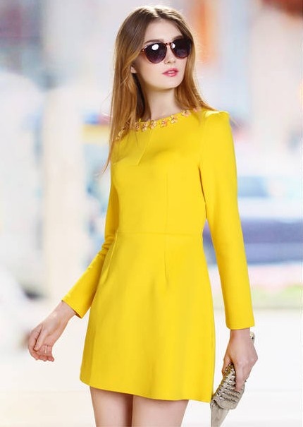 Жълта рокля с дълъг ръкав