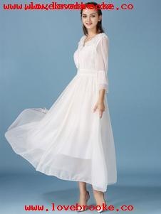 Бяла рокля с дълъг ръкав