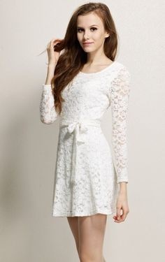 Бяла къса рокля с дълъг ръкав