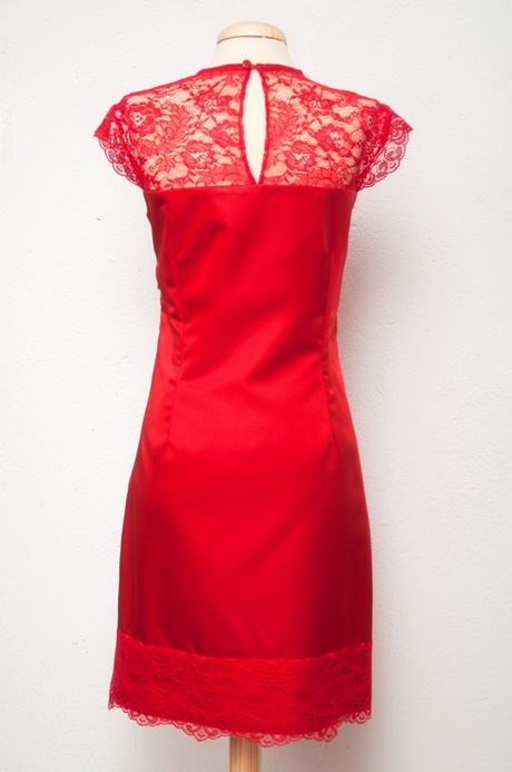Къса червена дантелена рокля