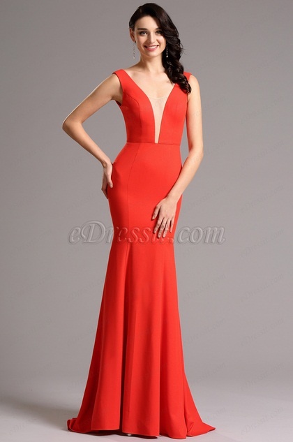 Червена рокля с v-образно деколте
