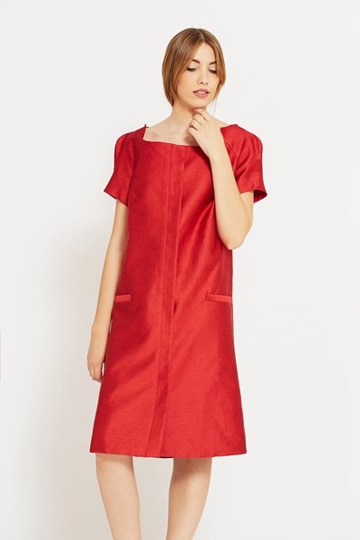 Червена рокля с къс ръкав