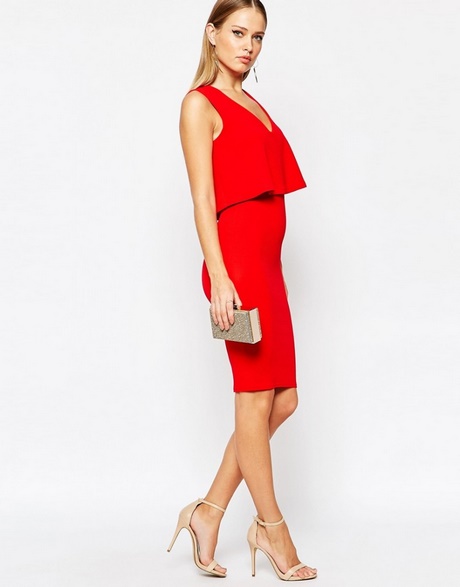 Червена рокля със средна дължина