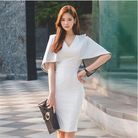 Модерна елегантна бяла рокля