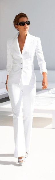 Дамски костюми от бял цвят