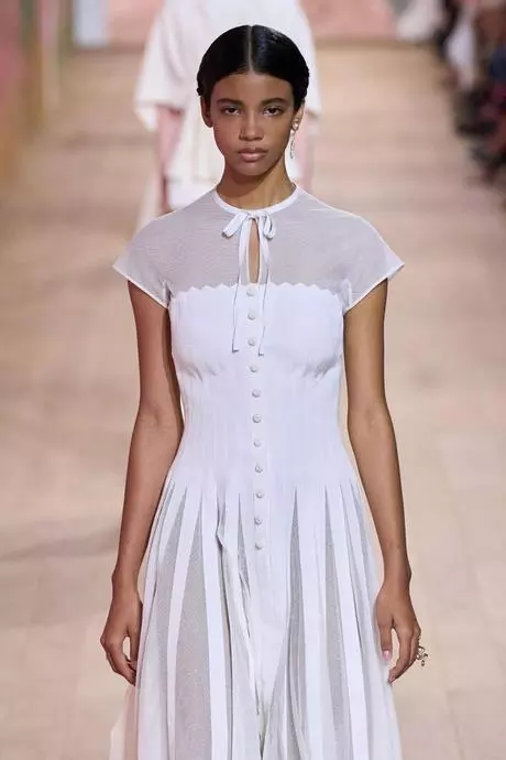 vestidos-en-moda-2024-04_4-14 Рокли в модата на 2024 година