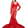 Червена дантелена рокля с дълъг ръкав